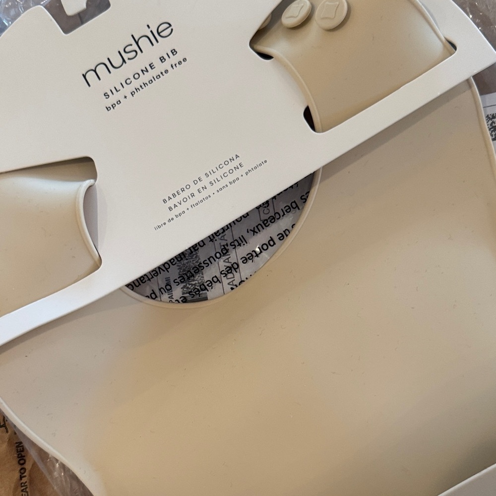 Silicone Baby Bib with Catch Pocket - mushie Beige shifting sand new w tags